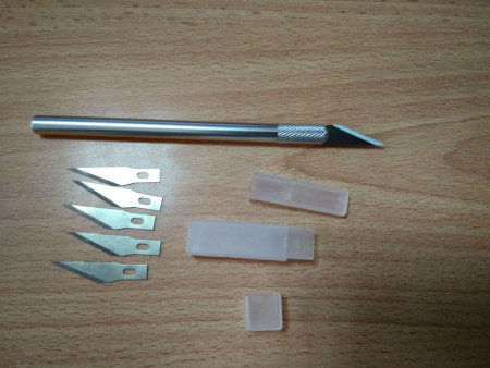 Нож канцеляр. скальпель  5 зап. лезвий, металлический Brauberg