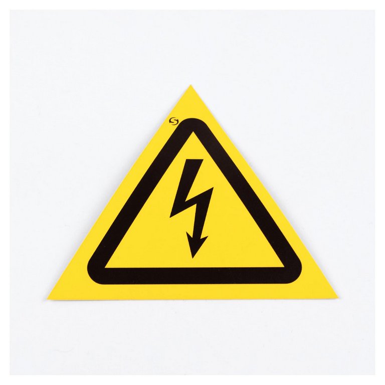 Знак информационный "Опасность поражения электрическим током", 100 мм самокл.