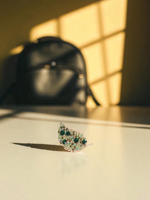 Брошь металл "Листочек" зелёная в золоте