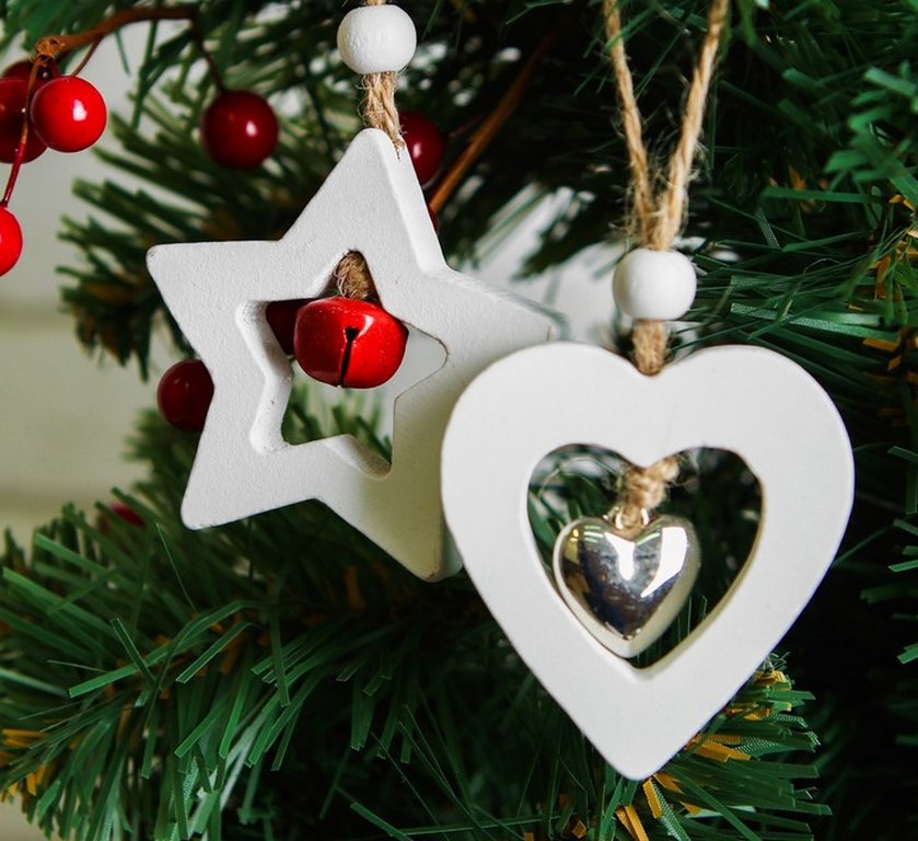 Украшение елочное из дерева "Фигурки" с бубенчиком 5,5х6 см, в ассортименте