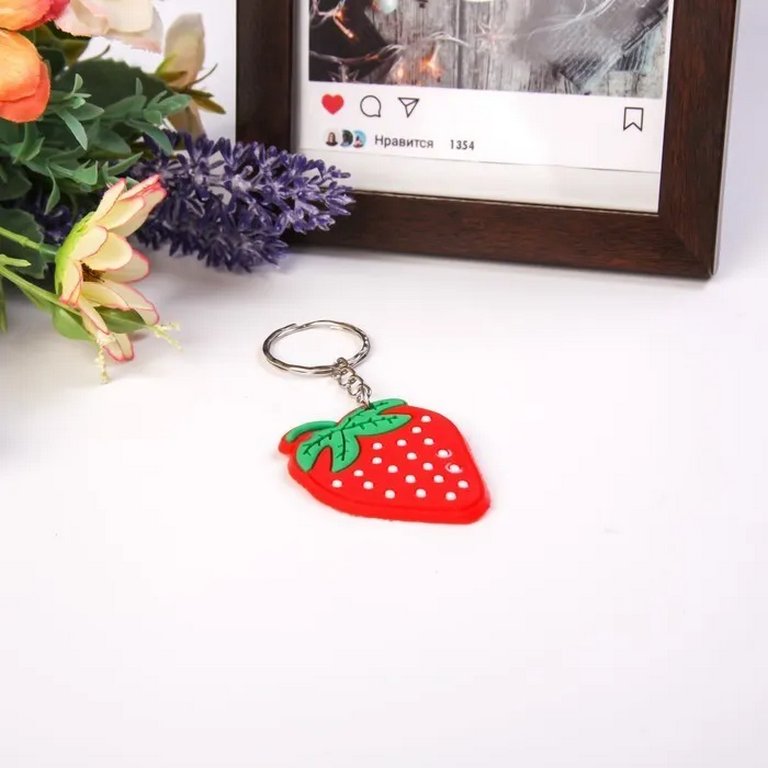 Брелок "Клубничка 4x5см, резина ассорти