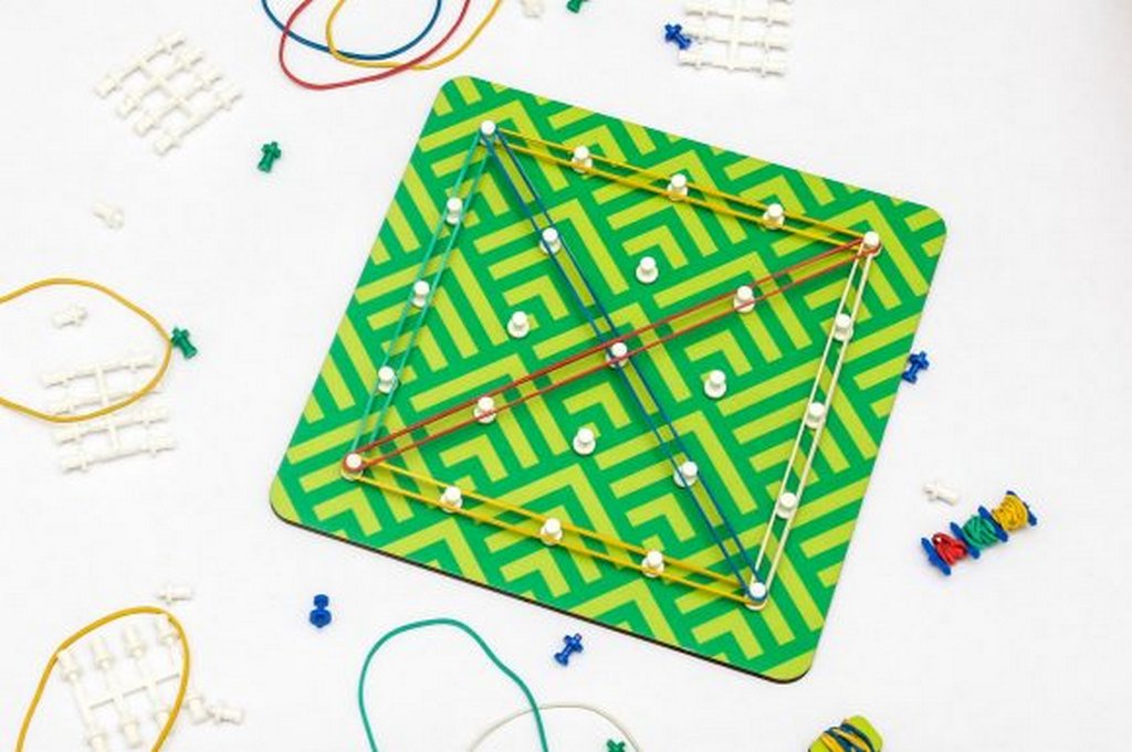 Доска обучающая Геоборд "Узоры" (дерево) WOODLENDTOYS