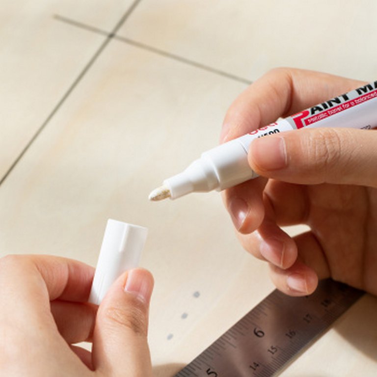 Маркер-краска лаковый  2мм Deli белый