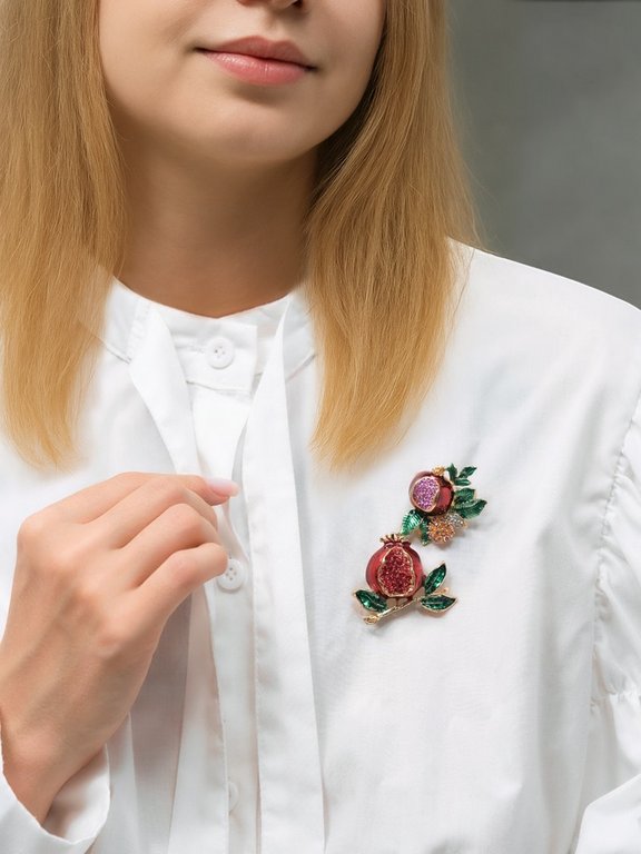 Брошь металл "Гранат" в разрезе, со стразами, красно-зелёная в золоте