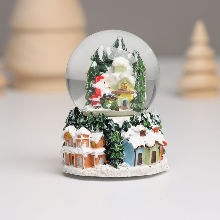 Водяной шар "Дед Мороз и заснеженный домик" 5х5х7,2 см (ассорти)