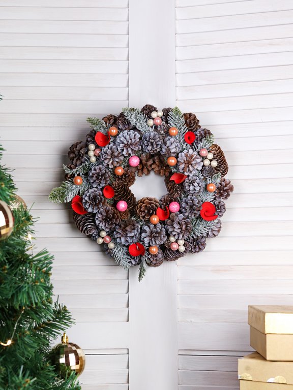 Венок хвойный d=30 см., цв. зеленый, заснеженный, с шишками и цветами, MILAND