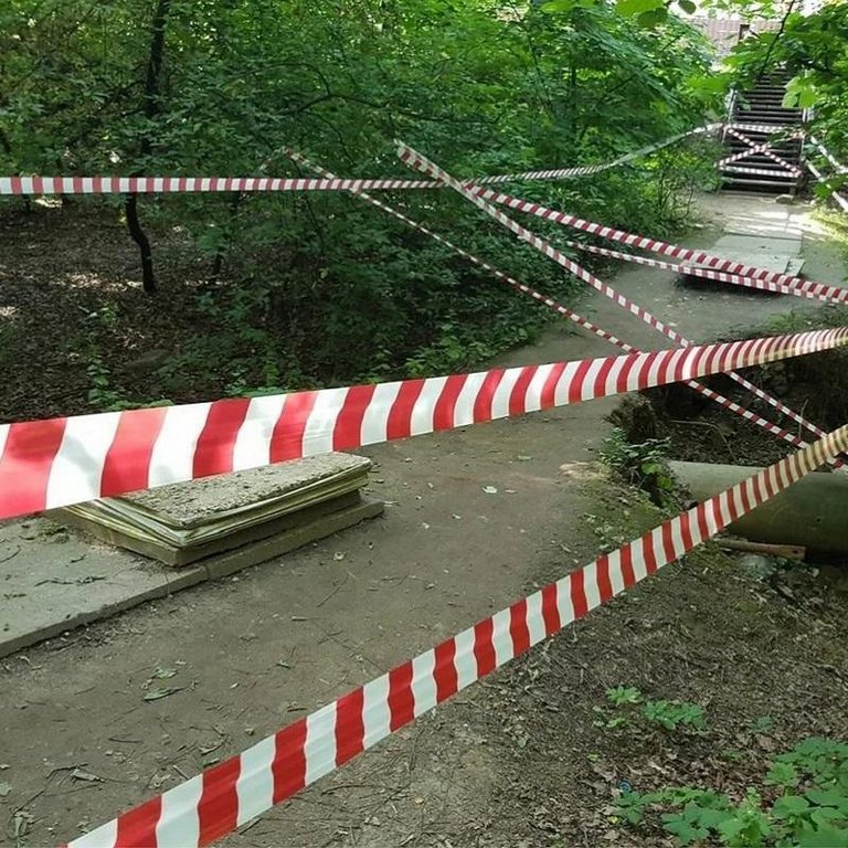 Лента сигнальная для ограждений красно-белая 75мм*250м, 30 мкм