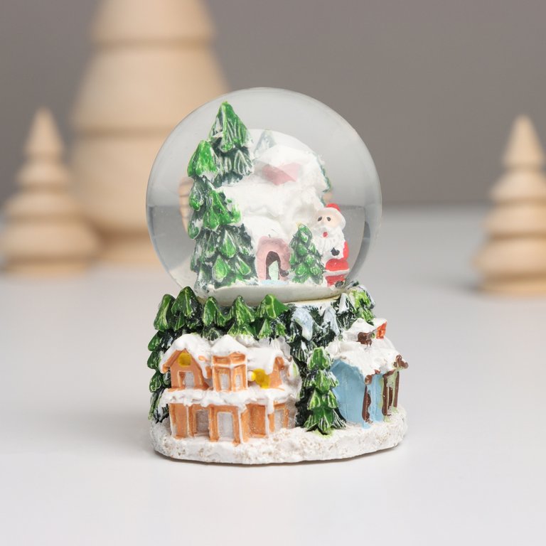 Водяной шар "Дед Мороз и заснеженный домик" 5х5х7,2 см (ассорти)