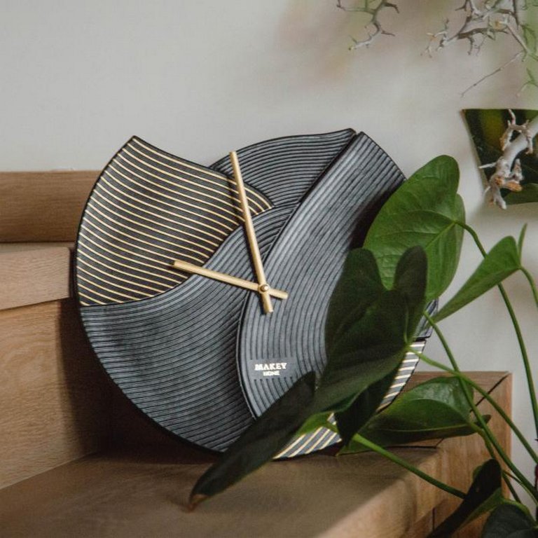 Часы настенные Макей "Deco" нат. кожа 30*29 см, цвет черный