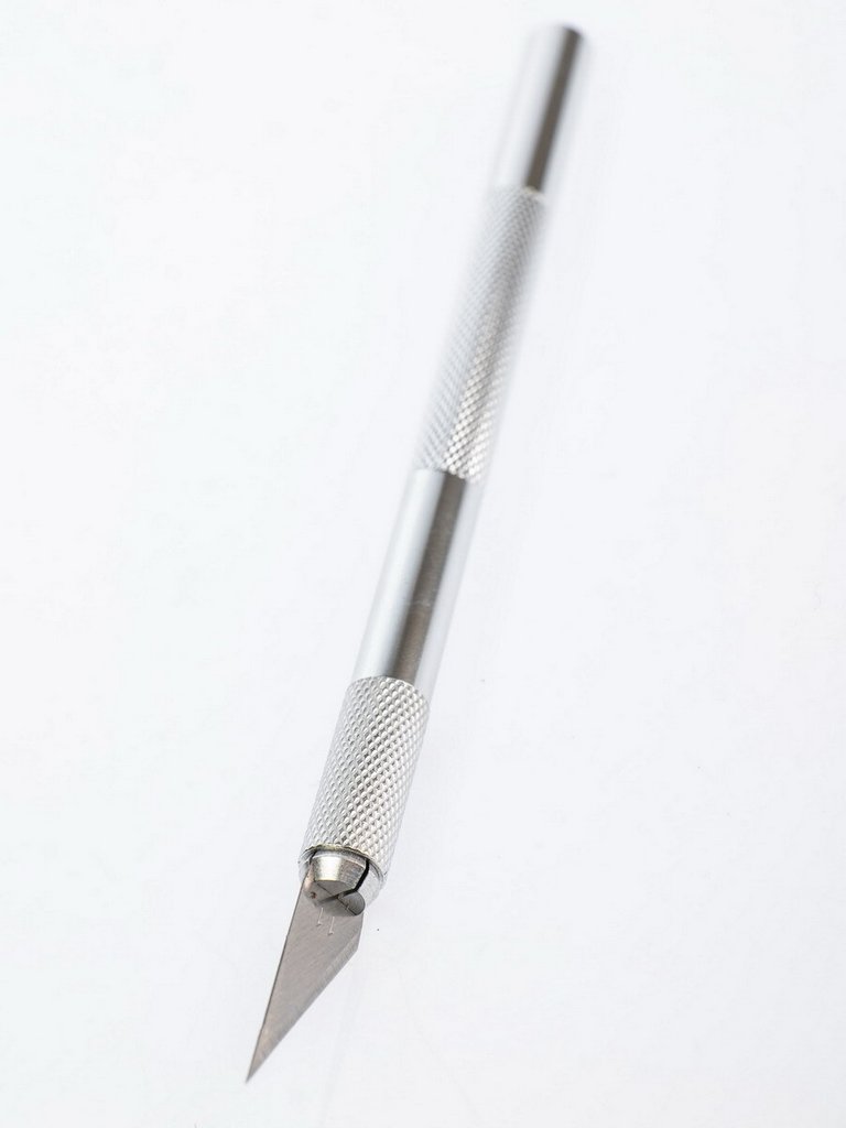 Нож канцеляр. скальпель  2 зап. лезвия, металлический deVENTE