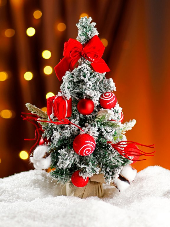 Ель декоративная   0,30 м украшенная "Зимняя красавица" (цв. гамма украшений красная)