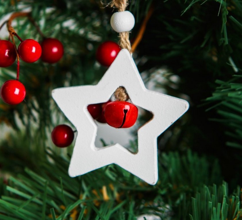 Украшение елочное из дерева "Фигурки" с бубенчиком 5,5х6 см, в ассортименте