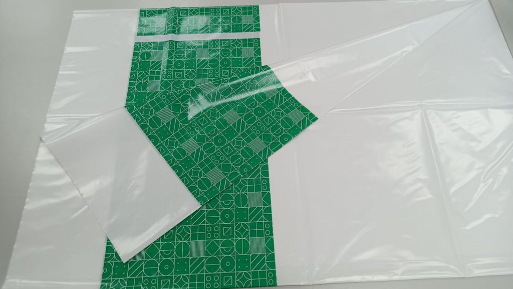 Скатерть 1100*1400 полиэтиленовая цветная (30мкм)