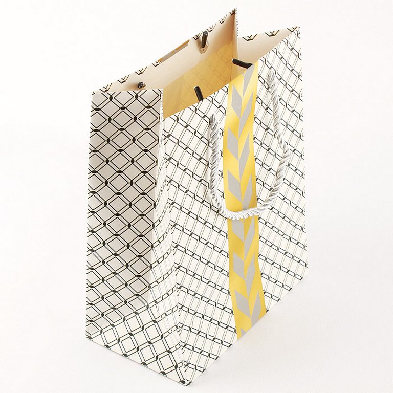 Пакет бумажный 18*23см ламинированный "Узоры" отд.фольгой