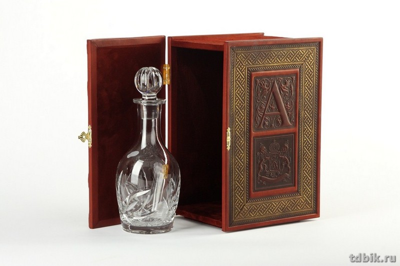 Бар-книга "Макей" 198*139*278мм, дерево/натуральная кожа (хрустальн. штоф-1шт)