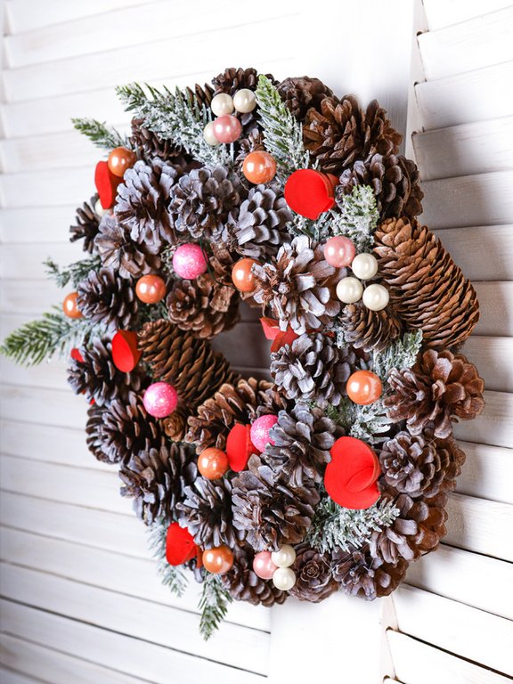 Венок хвойный d=30 см., цв. зеленый, заснеженный, с шишками и цветами, MILAND