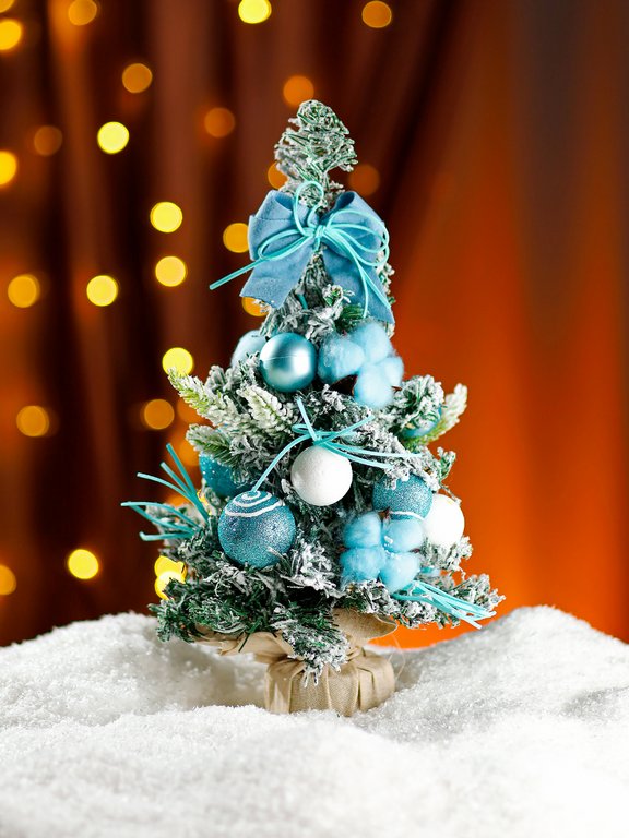 Ель декоративная   0,30 м украшенная "Зимняя красавица" (цв. гамма украшений голубая)