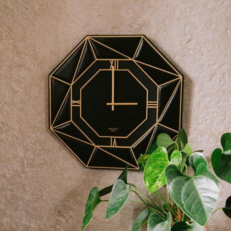 Часы настенные Макей "Deco" нат. кожа 42*42 см, цвет черный