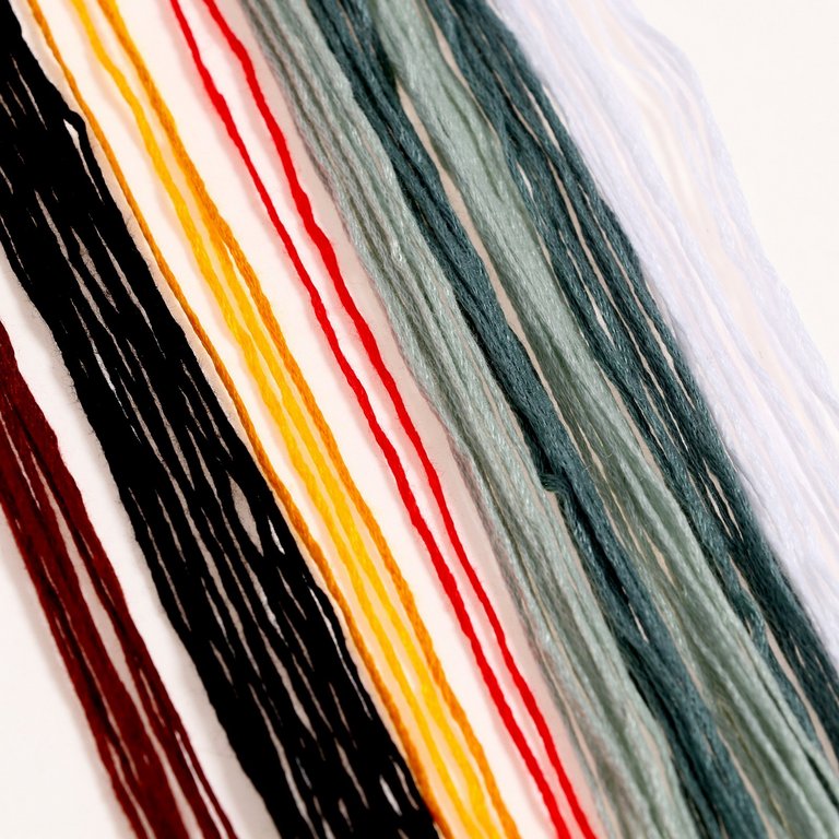 Вышивка крестиком на чёрной канве "Девушка в золоте" 25х25 см Школа талантов