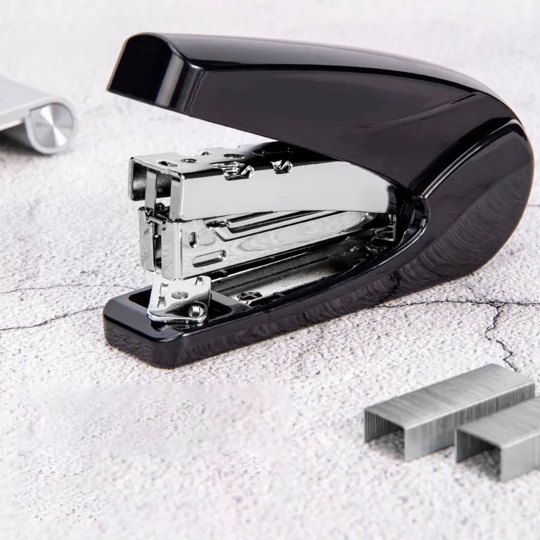 Степлер 24/6 до 30л Deli, экономия усилий черный