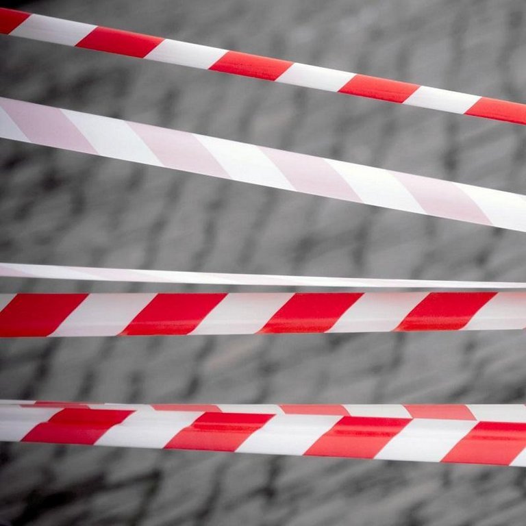 Лента сигнальная для ограждений красно-белая 75мм*250м, 30 мкм