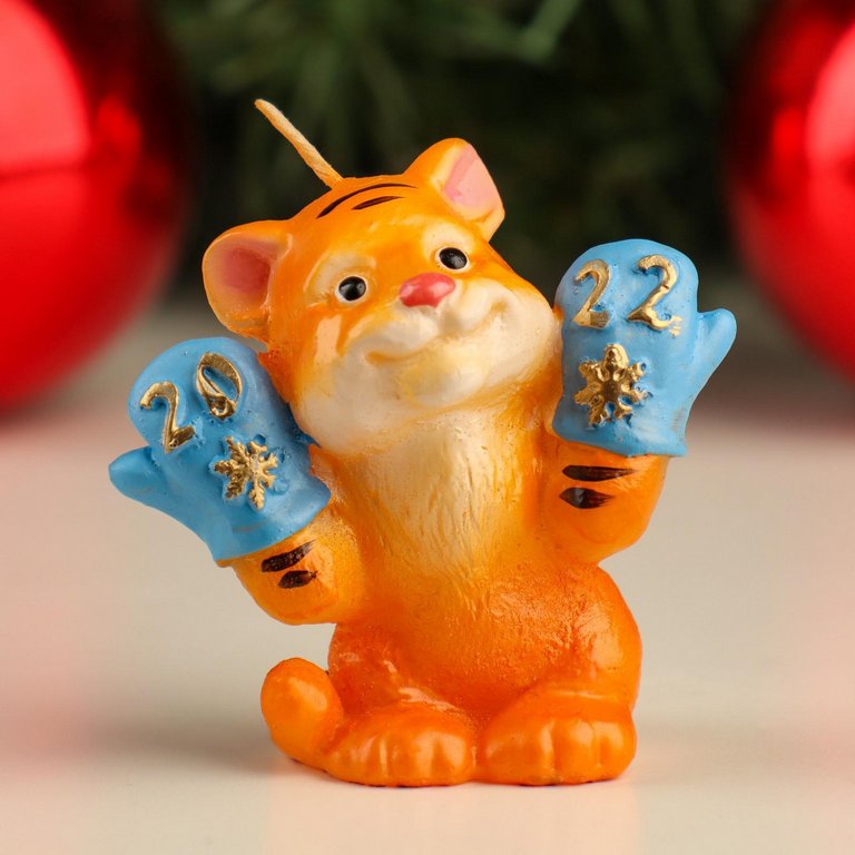 Символ 2022г Свеча "Тигренок в варежках", 7х4х6,5 см