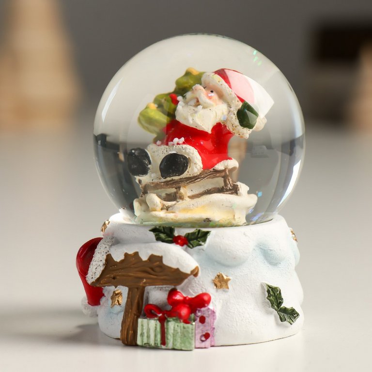 Водяной шар "Дедушка Мороз с ёлочкой с горы" 4,5х4,5х6,5 см