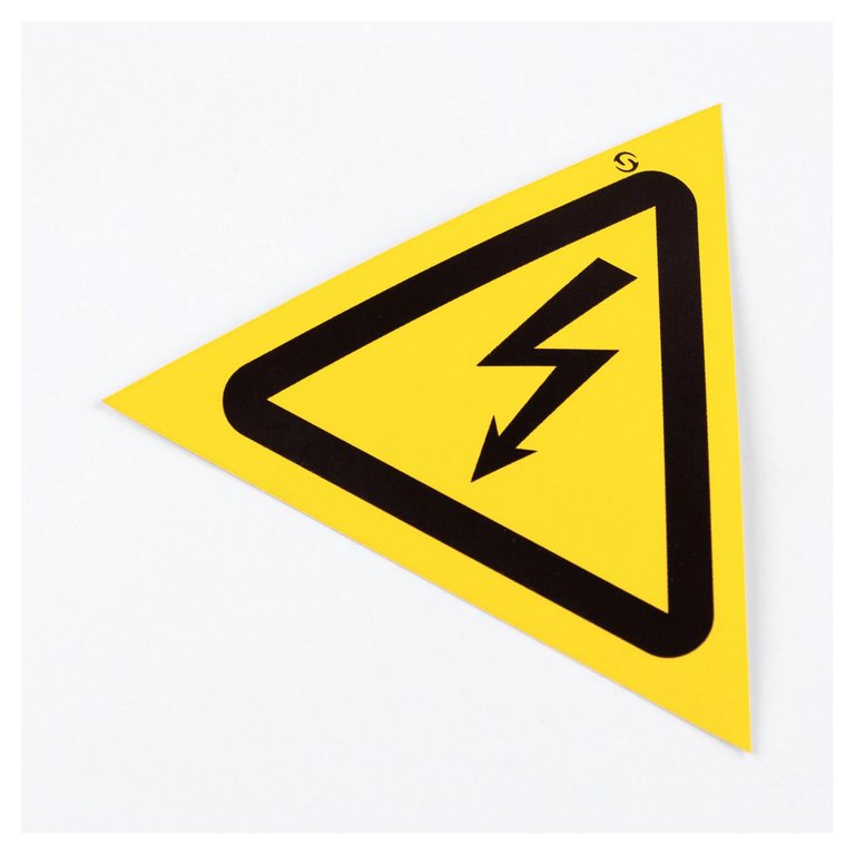 Знак информационный "Опасность поражения электрическим током", 100 мм самокл.