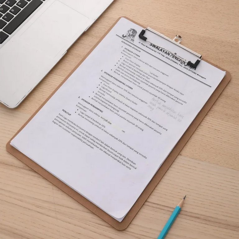 Планшет А4 с верх. металл. зажимом Deli древесная плита, цв. бежевый