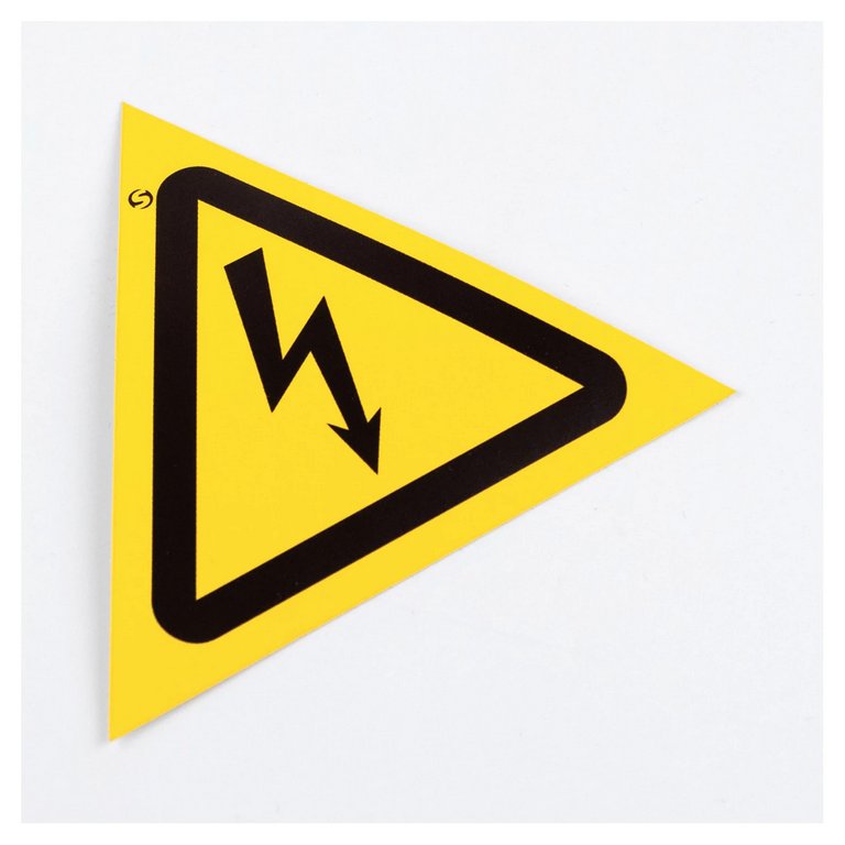 Знак информационный "Опасность поражения электрическим током", 100 мм самокл.