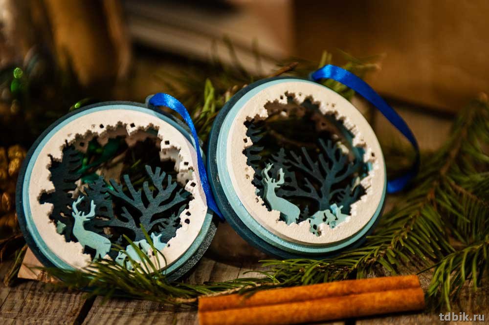 Украшение елочное из дерева ТОМИК Шар "Зимний лес" голубой