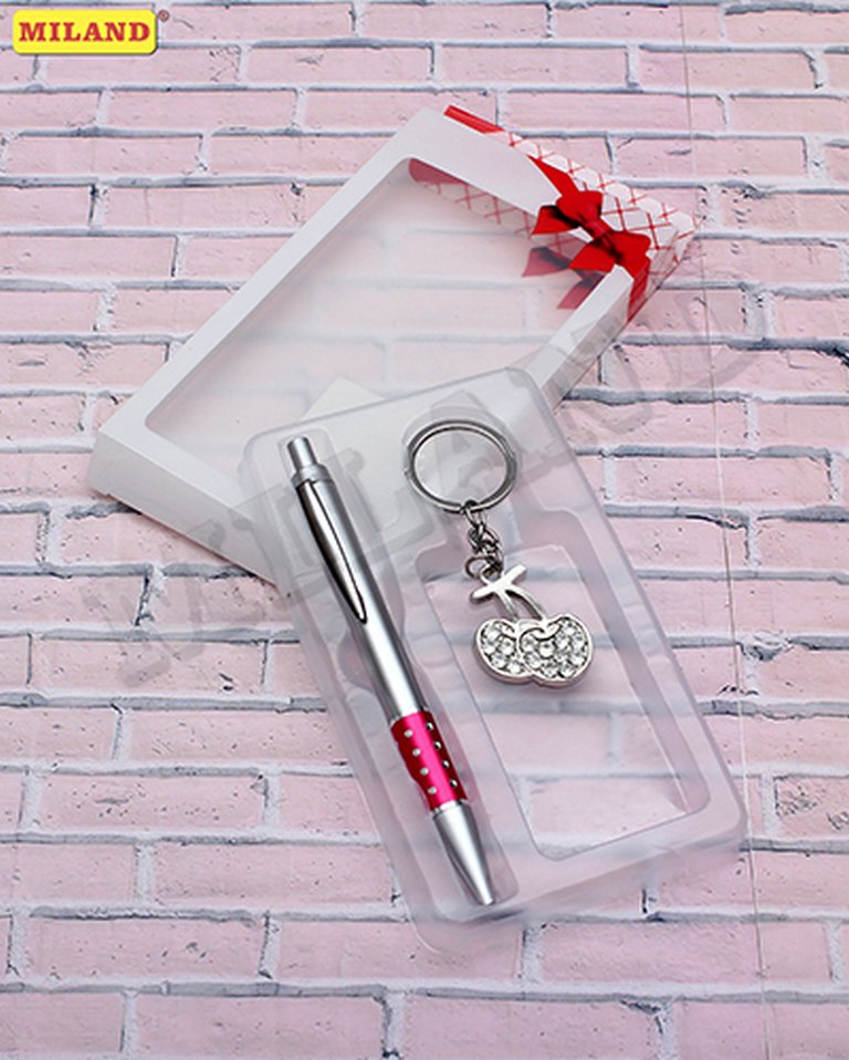 Набор подарочный "Самой милой" (ручка, брелок в ассортименте)