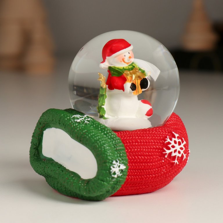 Водяной шар "Дед Мороз/Снеговик на варежке" 5,7х6,5х6,5 см (ассорти)