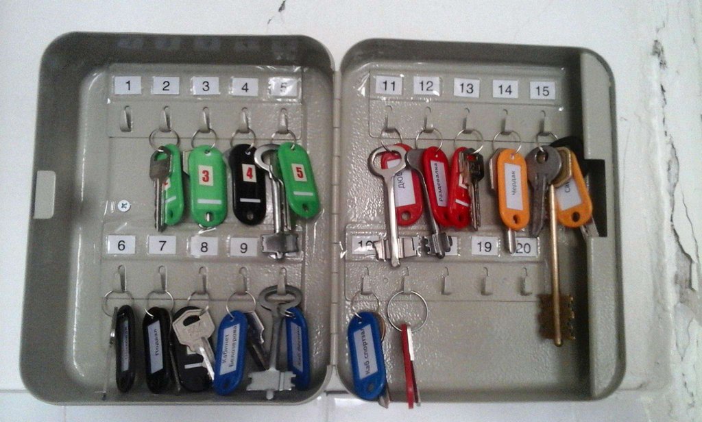 Шкаф для хранения  20 ключей, серый, с брелками, 200х160х80 мм, с замком