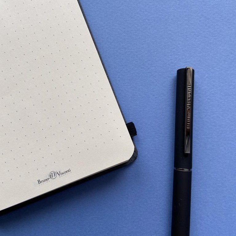 Блокнот А6 100л., 105*148 мм, обложка на резинке "Megapolis Journal. FASHION" в точку, 4 ВИДА