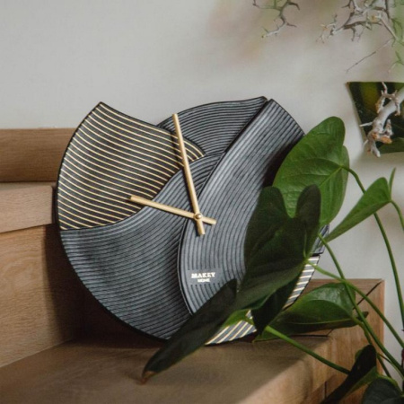Часы настенные Макей "Deco" нат. кожа 30*29 см, цвет черный
