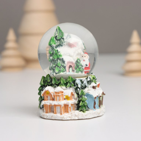 Водяной шар "Дед Мороз и заснеженный домик" 5х5х7,2 см (ассорти)