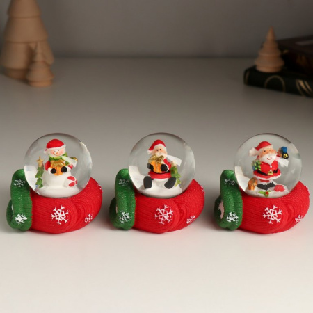 Водяной шар "Дед Мороз/Снеговик на варежке" 5,7х6,5х6,5 см (ассорти)