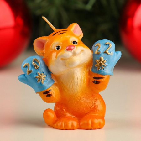 Символ 2022г Свеча "Тигренок в варежках", 7х4х6,5 см