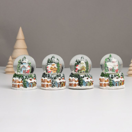 Водяной шар "Дед Мороз и заснеженный домик" 5х5х7,2 см (ассорти)